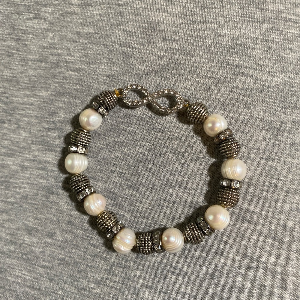 Elegant Pearl and Silver Beaded Infinity Bracelet